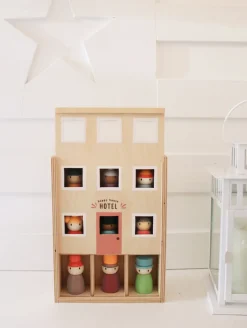 Happy Folk Hotel><noscript><img width=