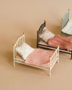 Vintage Bed, Mouse><noscript><img width=